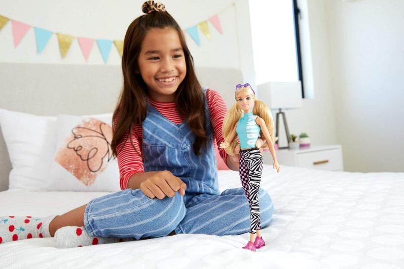 Boneca-Barbie-Fashionista-com-Estojo---Loira-Regata-Azul-Malibu---158---Mattel--8-