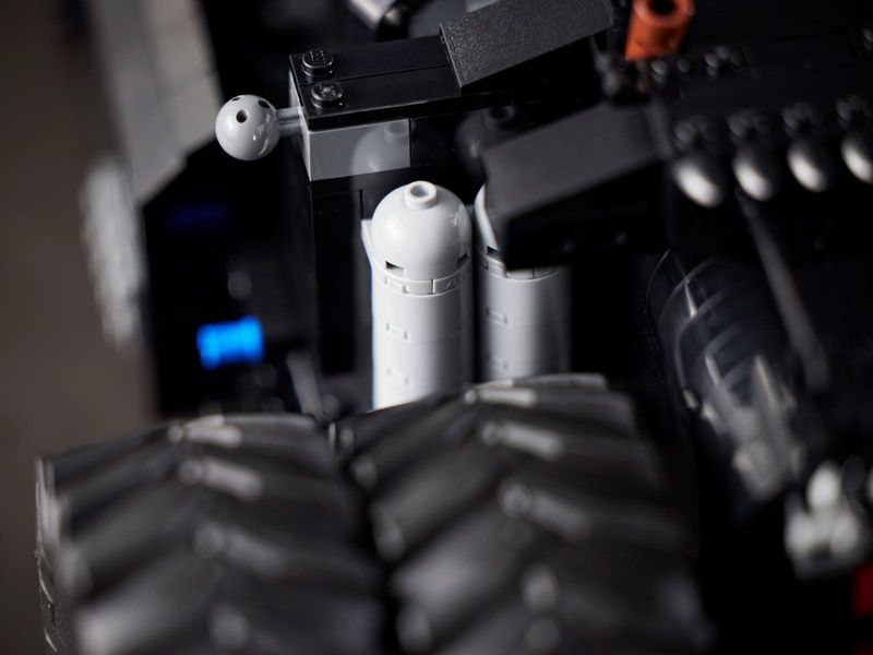 LEGO-Batman---Batmovel-Tumbler-13