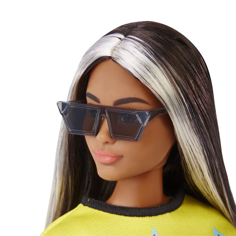 HBV13---Boneca-Barbie-Fashionista-com-Estojo---Top-Flames-e-Saia-Xadrez---Negra--4