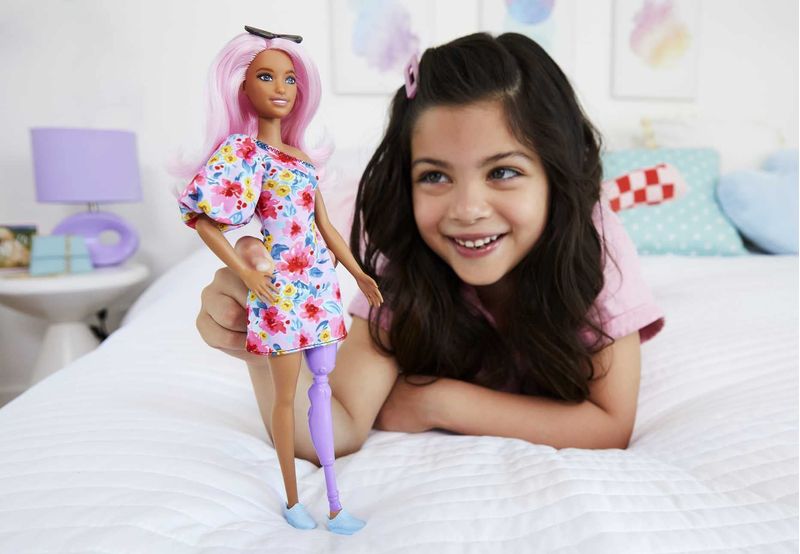 Boneca-Barbie-Fashionista-com-Estojo---Cabelo-Rosa-e-Perna-com-Protese---189---Mattel-5