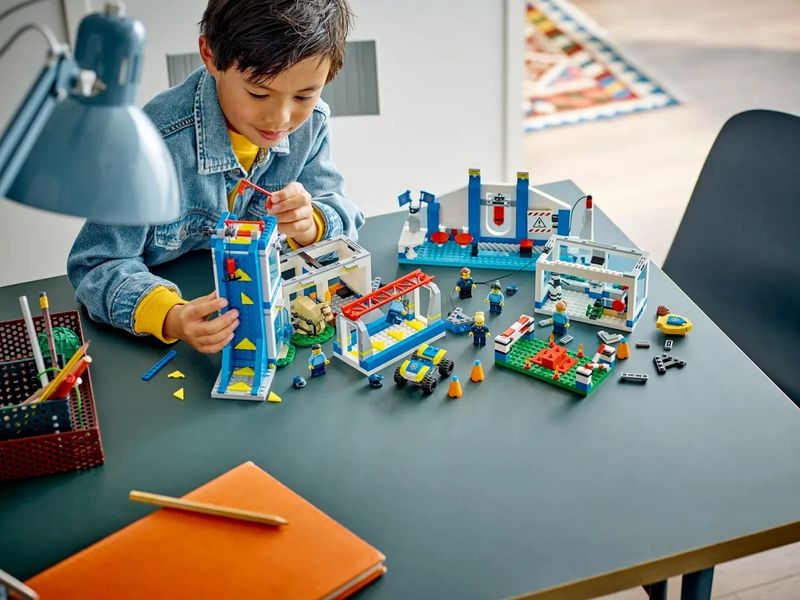 LEGO-City---Academia-de-Treinamento-da-Policia---60372-13
