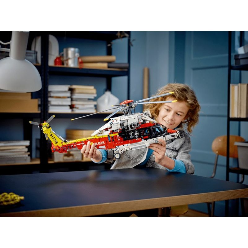 8-LEGO-Technic---Helicoptero-do-Salvamento-Airbus-H175---42145