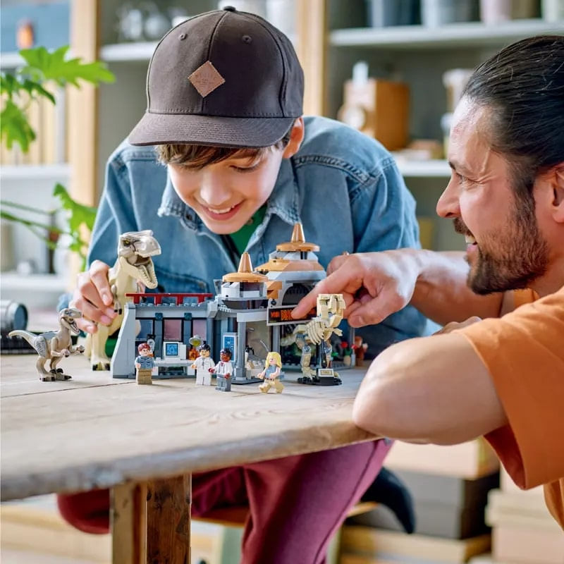 LEGO-Jurassic-Park---Centro-de-Visitantes-Ataque-de-T.-rex-e-Raptor---30-Anos---693-Pecas---76961-7