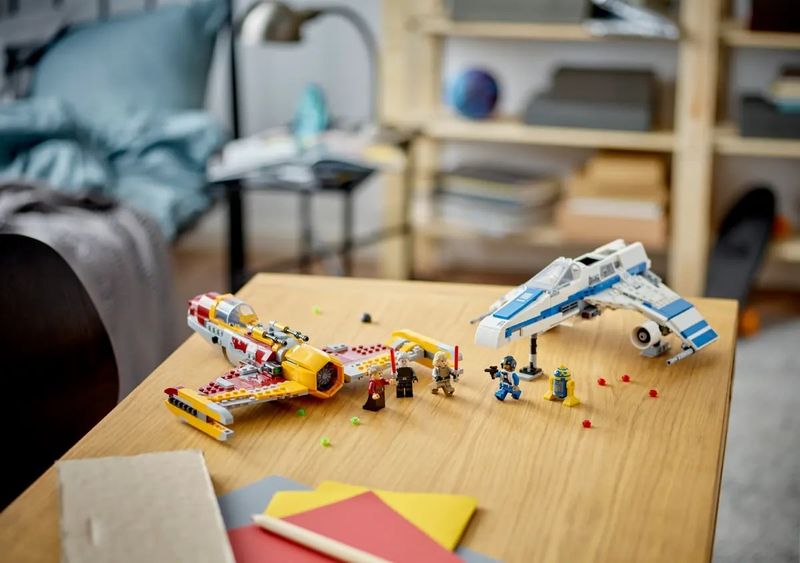 LEGO-Star-Wars---E-Wing-da-Nova-Republica-vs.-Caca-Estelar-de-Shin-Hati---1056-Pecas---75364-14