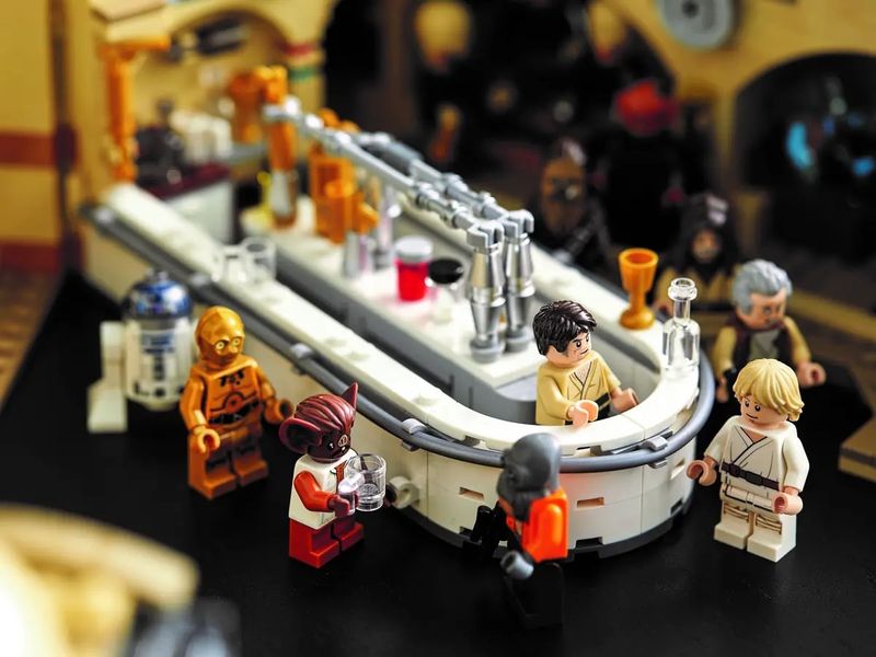 LEGO-Star-Wars---Mos-Eisley-Cantina---3187-Pecas---75290-14