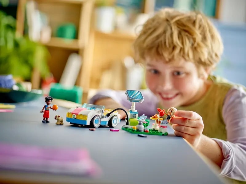 LEGO-Friends---Carro-Eletrico-e-Carregador---170-Pecas---42609-7