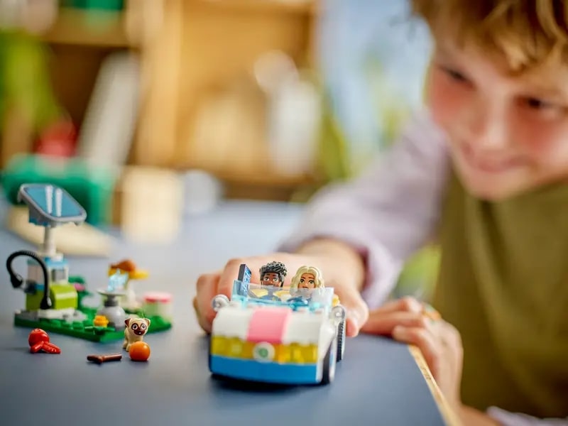 LEGO-Friends---Carro-Eletrico-e-Carregador---170-Pecas---42609-8