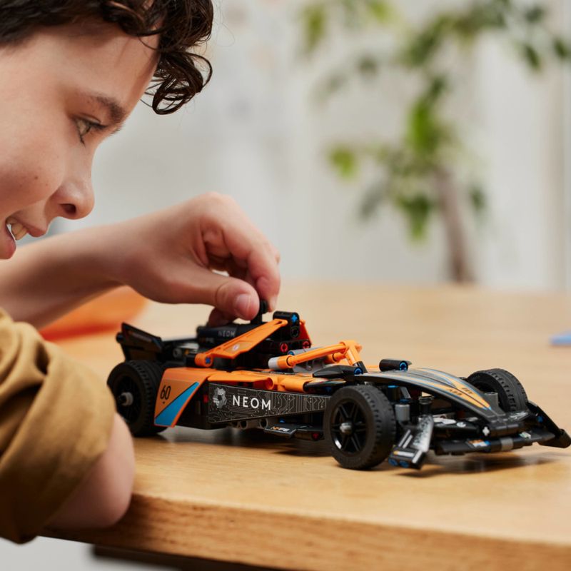 LEG42169---LEGO-Technic---Carro-de-corrida-NEOM-McLaren-Formula-E---452-Pecas---42169-8