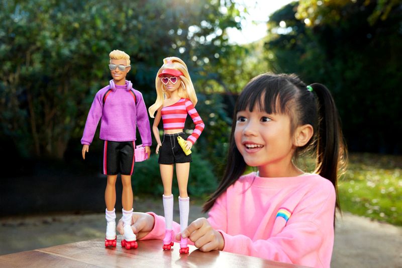 MATHXK90---Conjunto-Barbie-Fashionista---Barbie-e-Ken-Patinadores---65-Anos---Mattel-7
