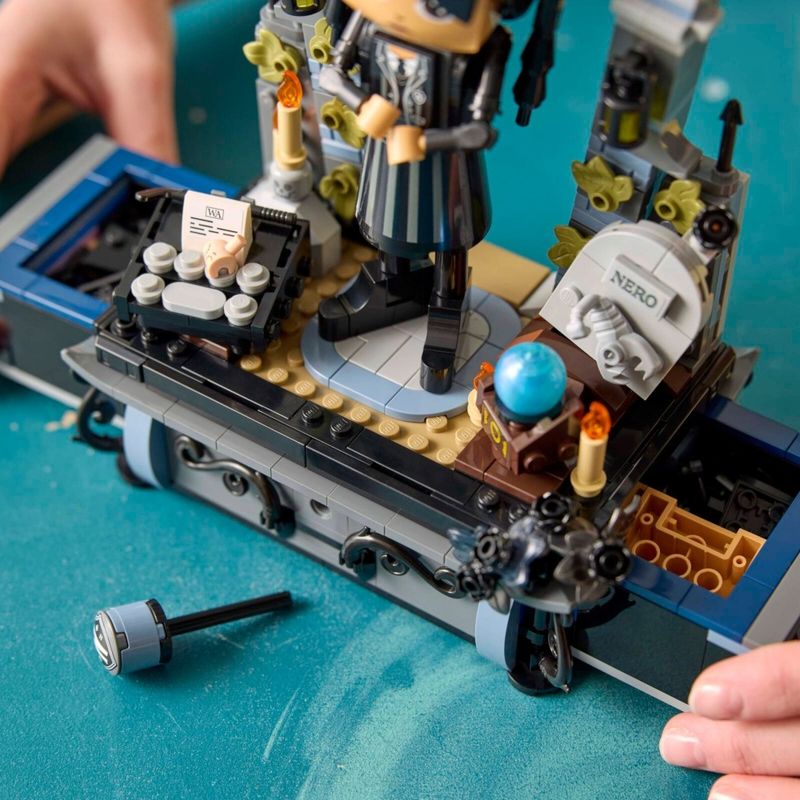 LEG76780---LEGO-Wednesday---Figura-da-Wandinha-Addams---702-Pecas---76780-8.jpg