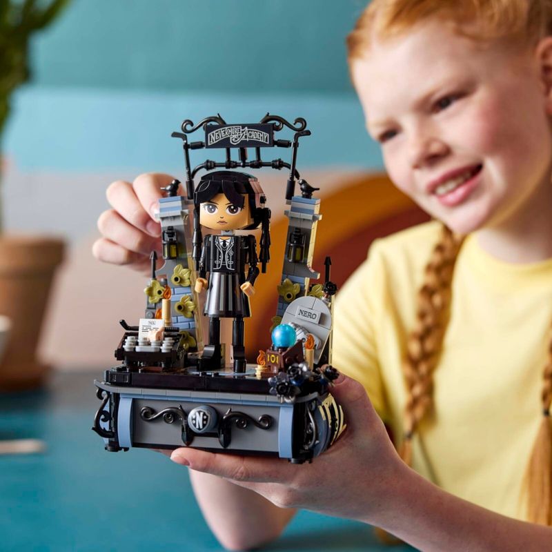 LEG76780---LEGO-Wednesday---Figura-da-Wandinha-Addams---702-Pecas---76780-9.jpg