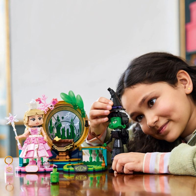 LEG75682 - LEGO Wicked - Figuras de Elphaba e Glinda - 558 Pecas - 75682 7.jpg