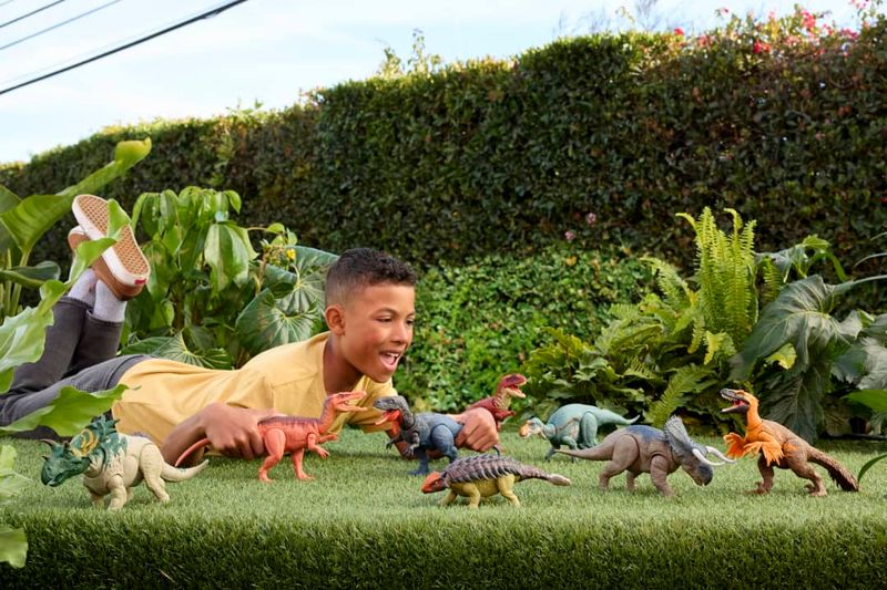 MATJGB87 JGC80 - Dinossauro Articulado com Som - Utahraptor - Wild Roar - Jurassic World - 30 cm - Mattel 7.jpg