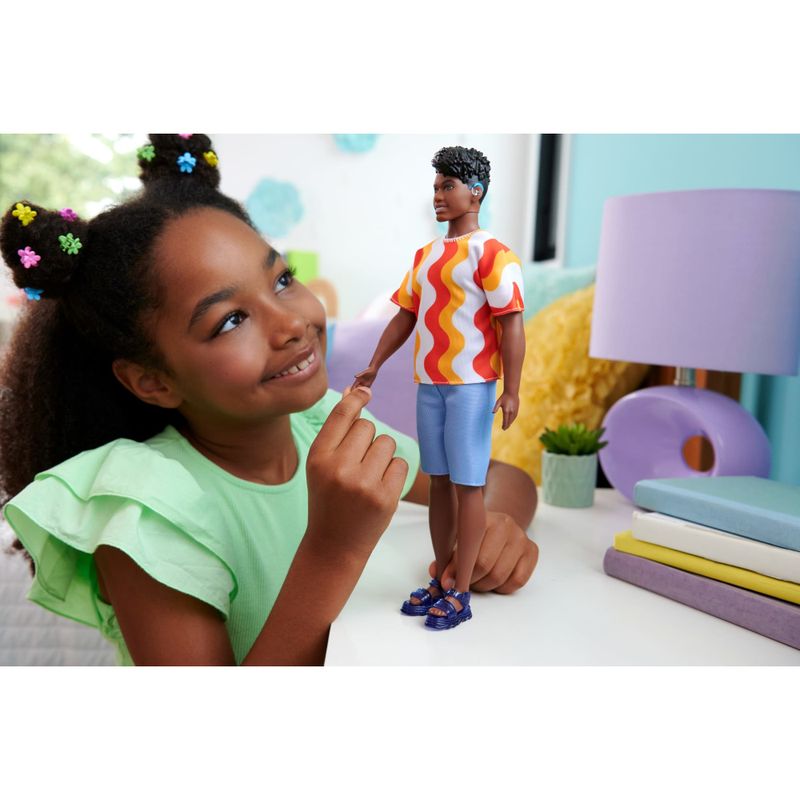 MATDWK44 220 - Boneco Ken Fashionista - Camiseta com Ondas e Shorts Azul - 220 - Mattel 6